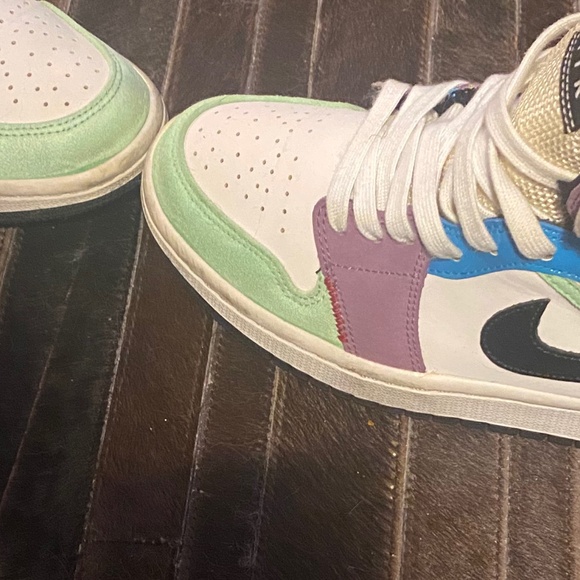 Nike Shoes - AIR JORDANS 1 MID SE LIGHTBULB